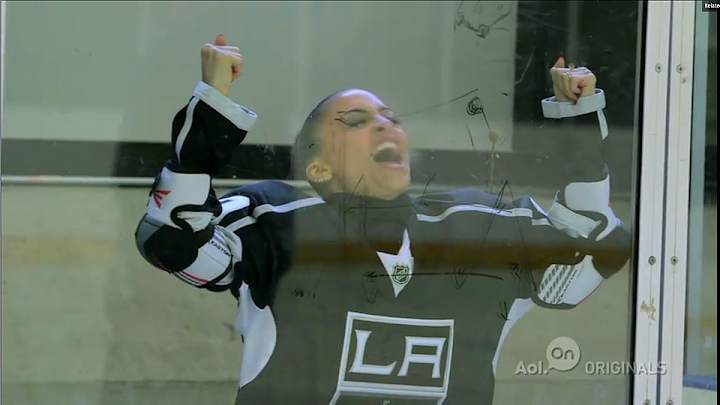 Reality TV star Nicole Richie learns hockey with Kings' Greene, Stoll