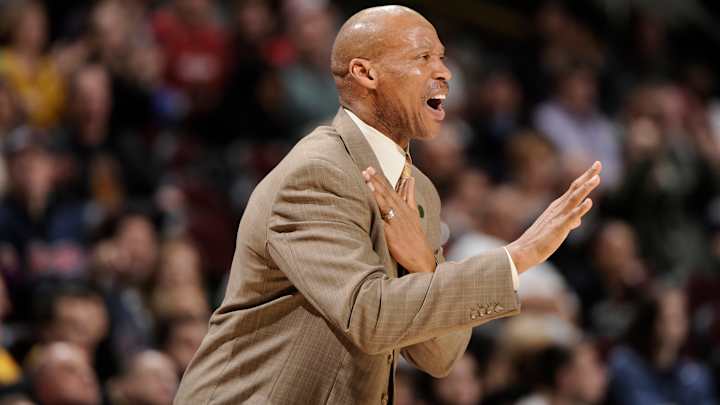 Lakers coach Byron Scott 'not going to sacrifice' Kobe Bryant's body