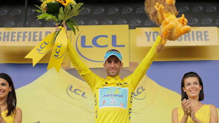 Tour de France cyclist Vincenzo Nibali tries to kiss podium girl, fails