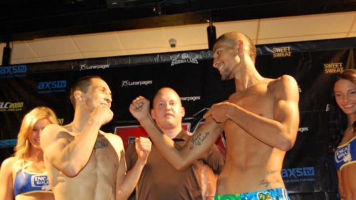 MMA Fighter Blacks Out During Match, Fight Allowed to Continue MMA Fighter Blacks Out During Match, Fight Allowed to Continue