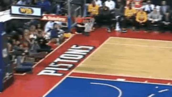 Video: Warriors' Klay Thompson throws down poster dunk on Pistons' Kyle Singler Video: Warriors' Klay Thompson throws down poster dunk on Pistons' Kyle Singler