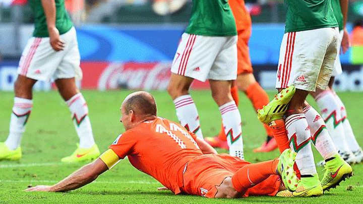 Monday A.M. Hot Clicks: The Robben Dive, LeBron loves James