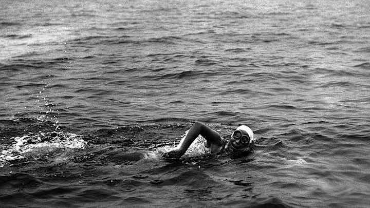 #tbt: Florence Chadwick swims across the English Channel the hard way