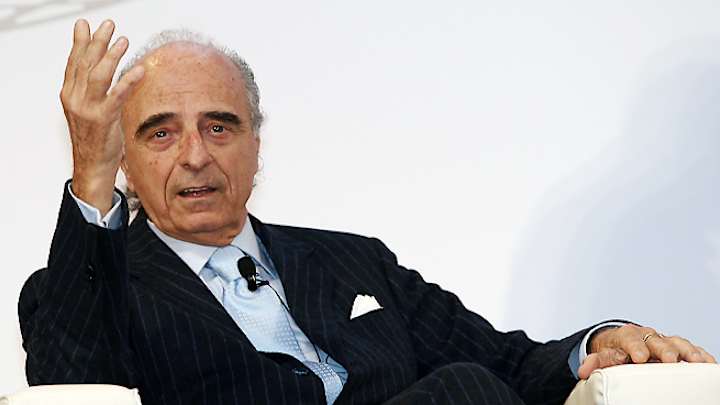 Senior IOC member criticizes U.S. for sending gay delegates to Sochi