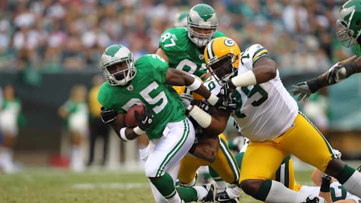 Eagles considering switching back to kelly green uniforms