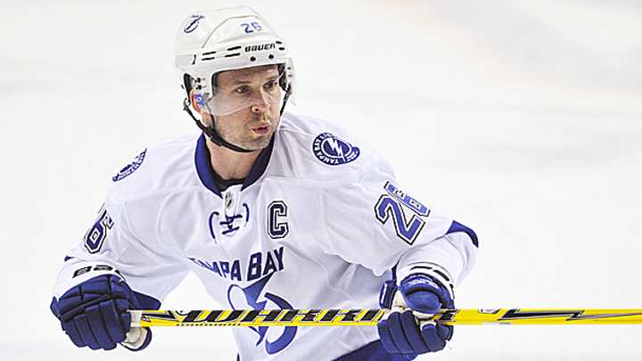 Steve Yzerman pays price, trades Martin St. Louis to New York Rangers