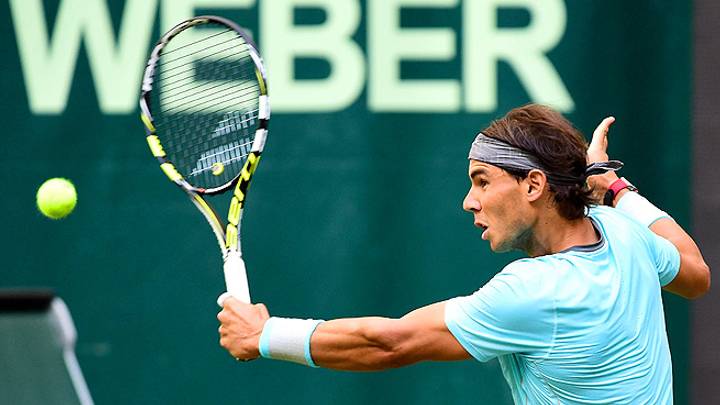 Nadal loses, Federer comes from behind to win in Halle