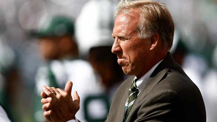 Jets GM John Idzik on 'Fire John Idzik' banner: 'What do you think I think?'