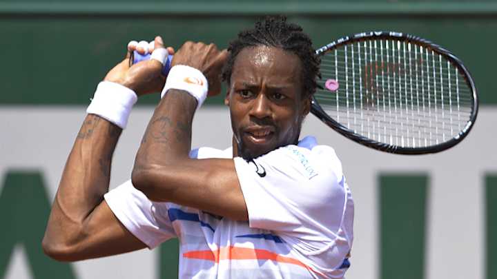 Monfils' unique strategy helps him beat Fognini