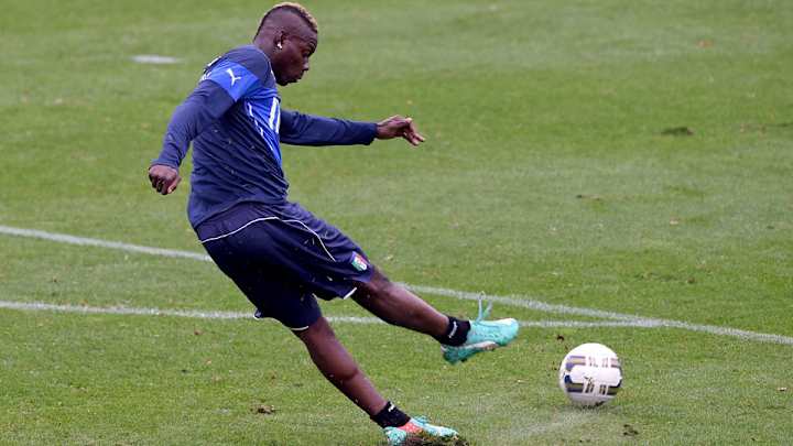 Mario Balotelli withdraws from Italy squad with lower back injury