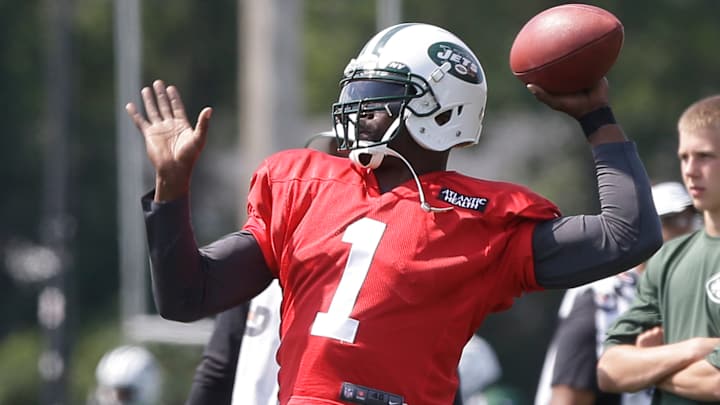 Michael Vick patted a reporter on the butt exiting an interview Michael Vick patted a reporter on the butt exiting an interview