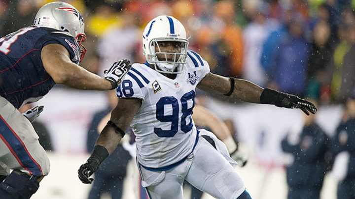 Colts linebacker Robert Mathis apologizes to teammates for PED suspension