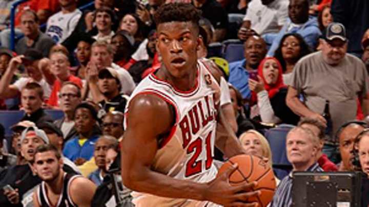 Bulls guard Jimmy Butler suffers sprained left thumb against Hornets