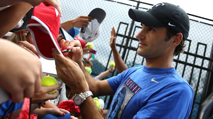 Daily Bagel: The greatest autograph signer in tennis, Sharapova's hotness