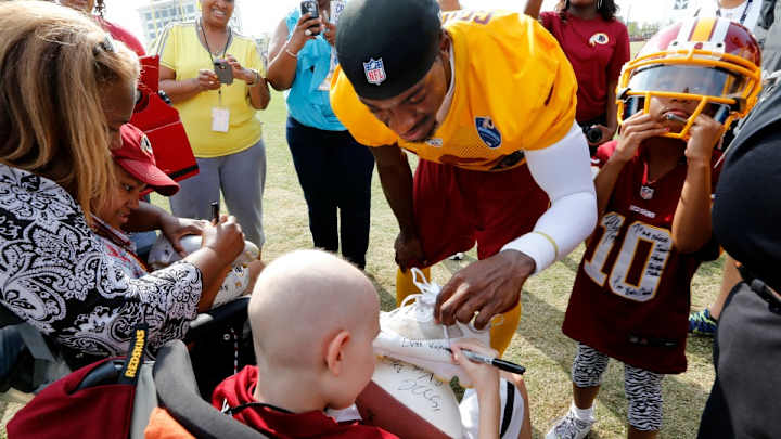 Robert Griffin III gets two cancer survivors' autographs Robert Griffin III gets two cancer survivors' autographs