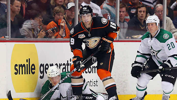 Ducks' Stephane Robidas won't need surgery on broken leg Ducks' Stephane Robidas won't need surgery on broken leg