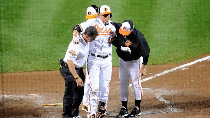 Manny Machado goes down mid-swing with knee injury