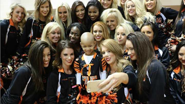 Leah Still hangs out with Cincinnati Bengals cheerleaders before game