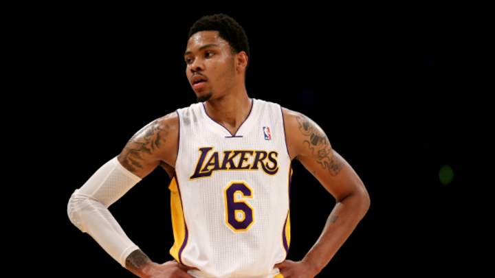 Kent Bazemore leaves Lakers' game early with foot injury Kent Bazemore leaves Lakers' game early with foot injury