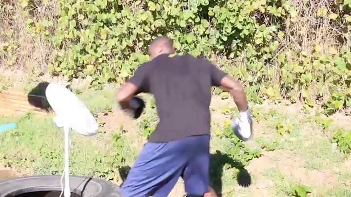 Boxer knocks out fan in one punch after reaching 5,000 fans Boxer knocks out fan in one punch after reaching 5,000 fans