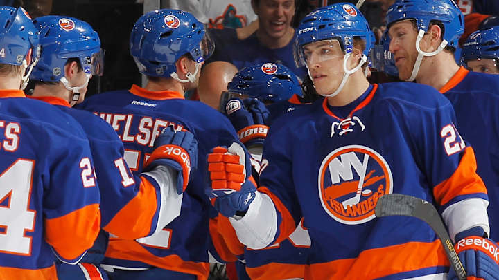 Isles' Anders Lee looks to fistbump Bobby Nystrom, gets left hanging