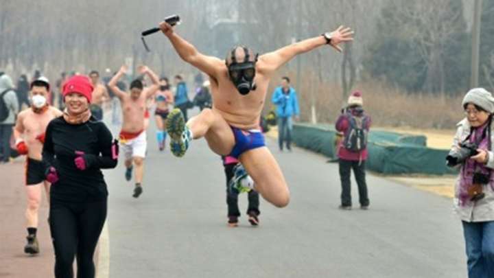 Chinese Runners Brave Toxic Air for Naked Run