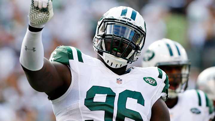 Jets' Wilkerson injures knee vs. Bears, team says it's not serious