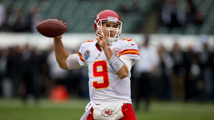 Dolphins officially sign veteran quarterback Brady Quinn