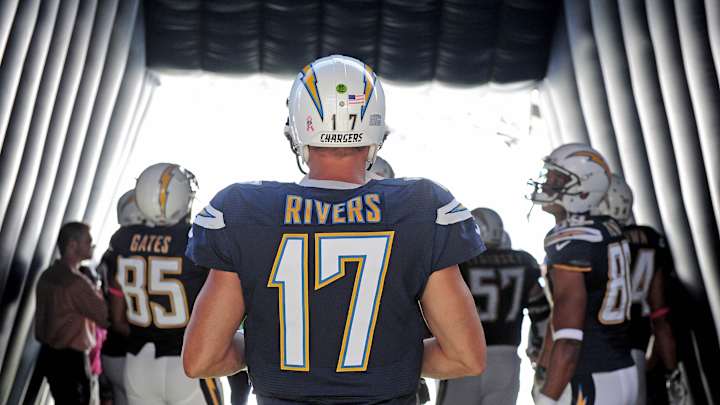Raiders fans egg Chargers team bus as it rolled into Oakland