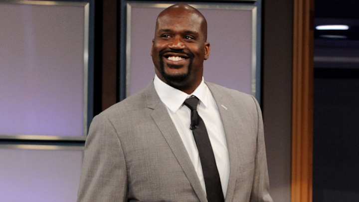 Shaq sang karaoke with LSU students in a Charles Barkley t-shirt