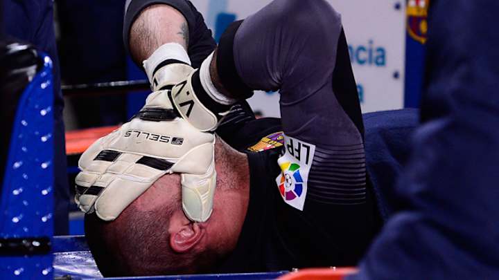 Barcelona goalkeeper Victor Valdes carted off vs. Celta