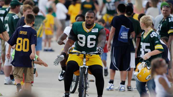 Mike Neal re-signs with Packers