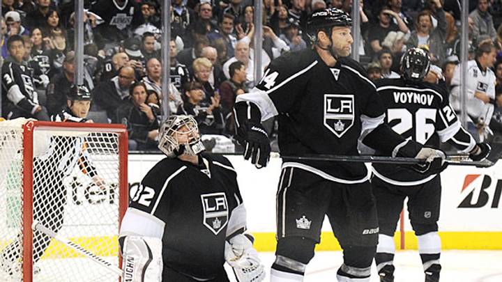 2014 NHL Playoffs: L.A. Kings, Anaheim Ducks dealing with goalie controversies 2014 NHL Playoffs: L.A. Kings, Anaheim Ducks dealing with goalie controversies