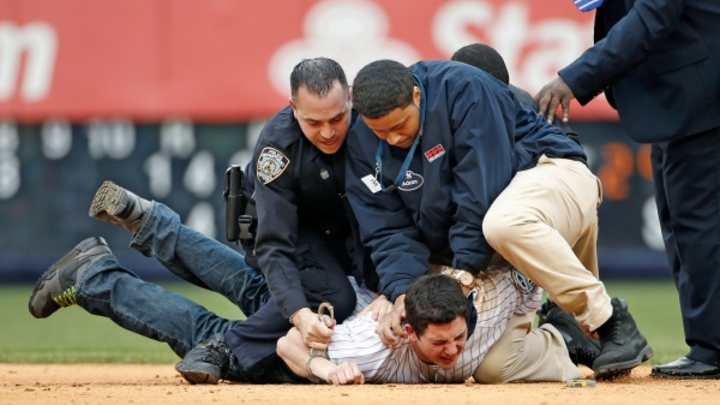 Orioles' Adam Jones rips 'idiot' fans who run onto the field