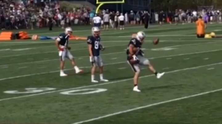 Patriots' Danny Amendola makes amazing juggling catch while holding four other balls