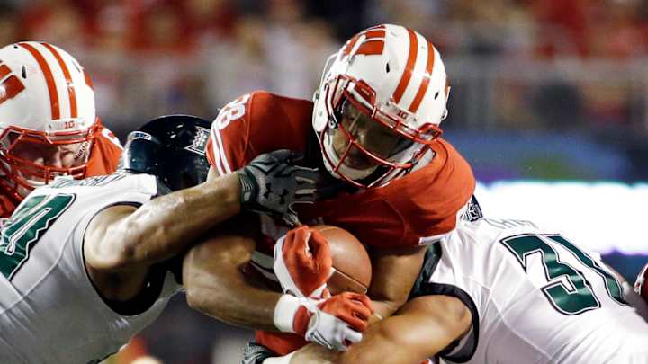Deal runs for 2 TDs, No. 22 Wisconsin beats Hawaii 28-0 Deal runs for 2 TDs, No. 22 Wisconsin beats Hawaii 28-0