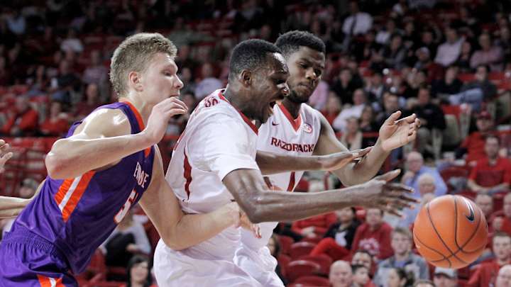 Hannahs' hot shooting leads Arkansas past Evansville 89-76