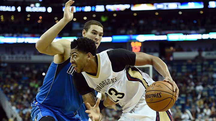 Anthony Davis leaves vs. Mavericks with hip contusion; X-rays negative