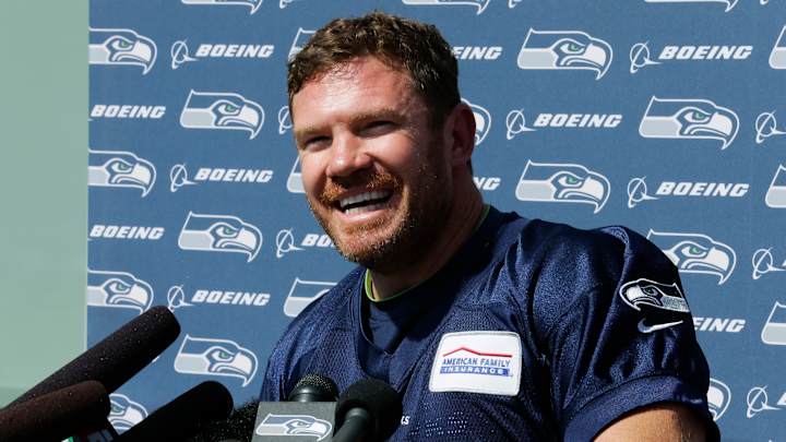 Former Green Beret goes through 1st NFL practice in Seattle