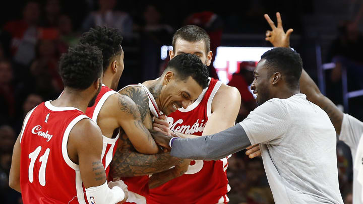 Barnes makes desperation 3, Grizzles top Pistons 93-92