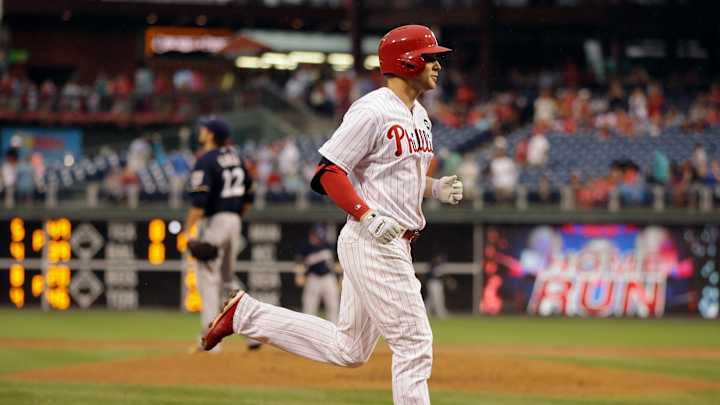 Lind's RBI single in 11th lifts Brewers over Phillies 8-7