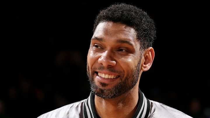 Tim Duncan dances on bench during game vs. Hawks