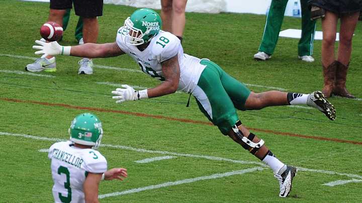 North Texas TE Marcus Smith runs into wall, leaves game on stretcher