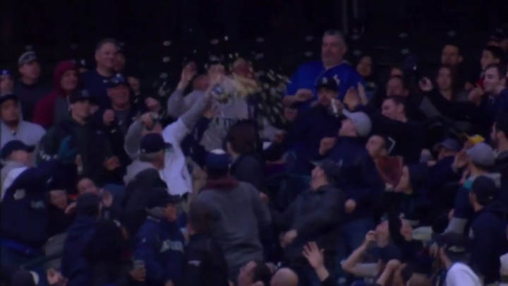 Mariners fan uses popcorn bucket to grab foul ball