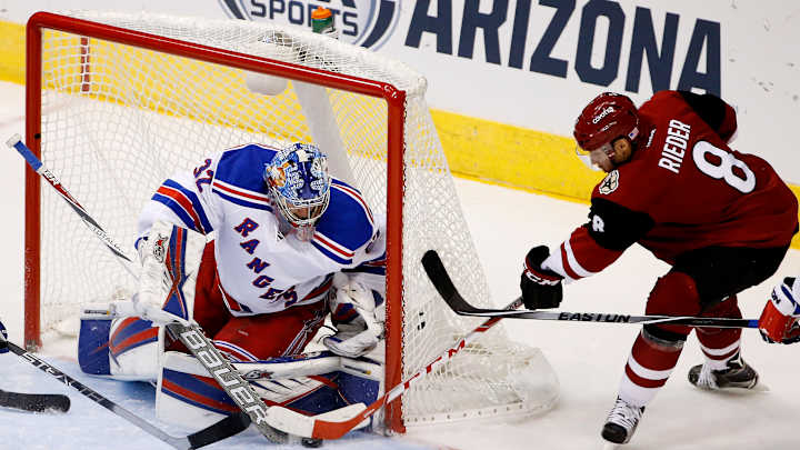 Raanta gets shutout, hot Rangers rout Coyotes 4-1