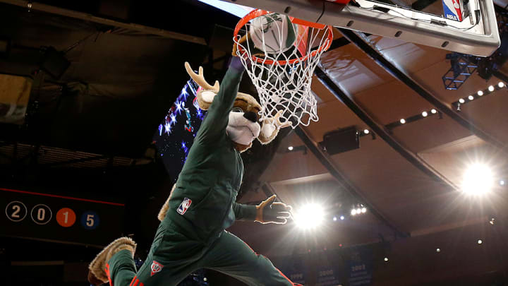 Dr. J on dunk contest: 'The mascots messed it up' Dr. J on dunk contest: 'The mascots messed it up'