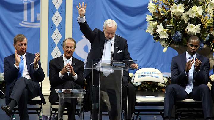 Fans, players, legends pay tribute to North Carolina's Dean Smith