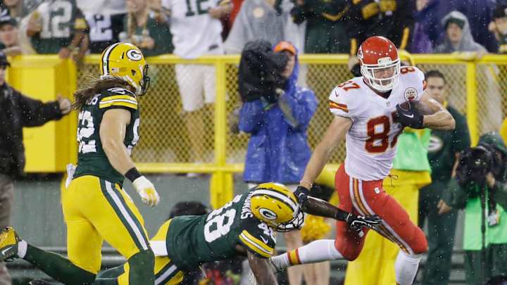 Behind Rodgers, Packers build big lead to beat Chiefs 38-28