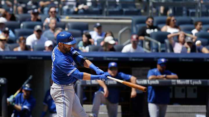 Blue Jays win 8th straight, sweep Yankees 2-0 to close in Blue Jays win 8th straight, sweep Yankees 2-0 to close in