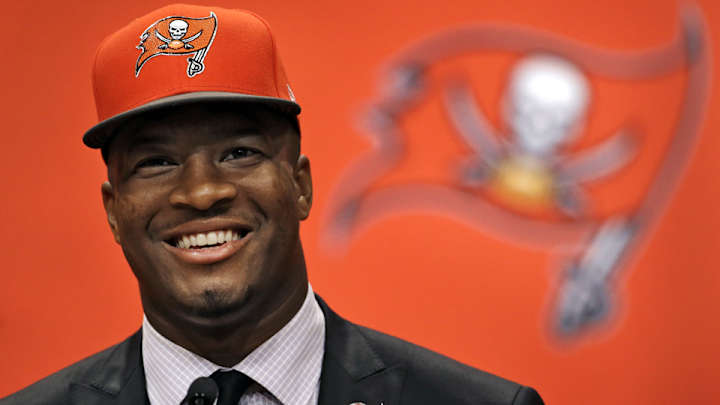 Buccaneers sign Jameis Winston